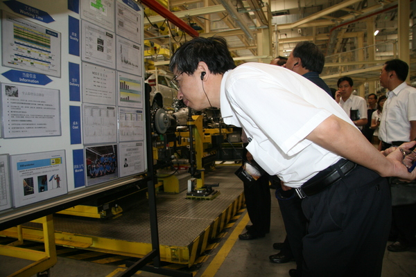 2009年，蔡国雄委员考察北京亦庄开发区建设情况。