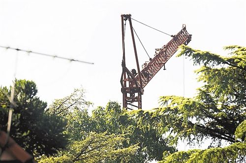 3月10日晚，阿根廷布宜诺斯艾利斯省莫雷诺市发生一起蹦极事故，两名年轻人在空中头部猛烈相撞，伤重不治身亡。图为发生事故的用吊车改装的蹦极设备。