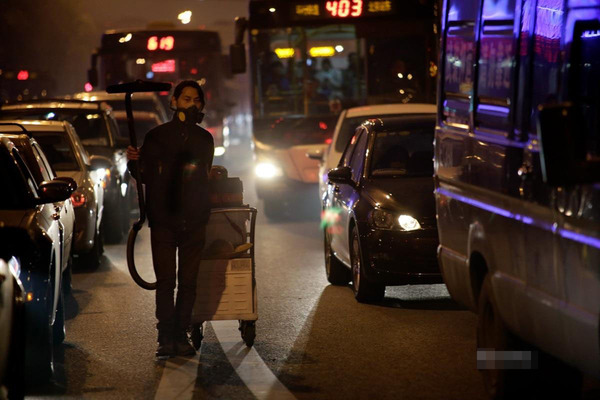 小伙用100天收集北京雾霾 灰尘制成板砖(组图)4