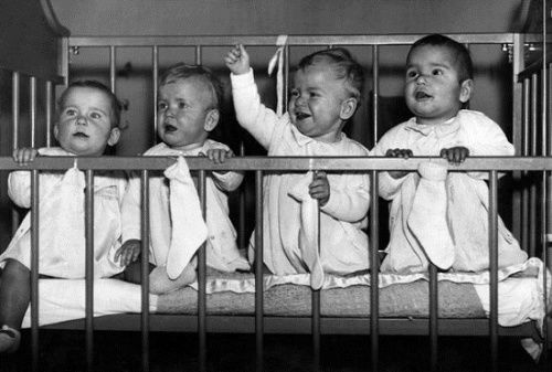 迈尔斯家四胞胎小的时候。