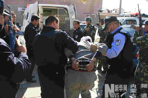 男子隐居25年被抓 2