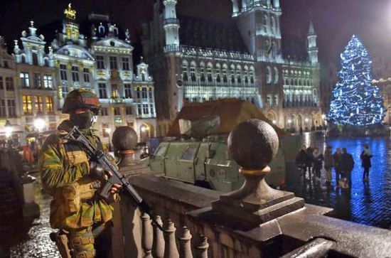 澎湃新闻（www.thepaper.cn）此前曾报道，由于几名涉嫌巴黎恐袭的袭击者均来自比利时，同时消息称头号嫌疑人阿布德斯拉姆已经潜逃回比利时?！鞍屠枋较魍病比帽壤币廊晃肿罡呒侗鸬陌踩?。目前，比利时的地铁和学校继续保持关闭。但比利时首相查尔斯·米歇尔23日宣布，全国的学校和地铁将于25日重新开放。