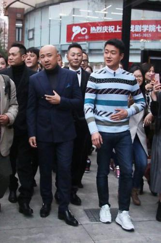 徐峥和佟大为现身上戏校庆