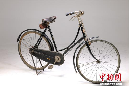 图为末代皇帝溥仪和皇后婉容骑过的英国三枪牌自行车。