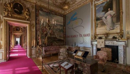 劳伦斯·韦纳的现代艺术表达  图片来源：Hugo Glendinning/Courtesy of Blenheim Art Foundation