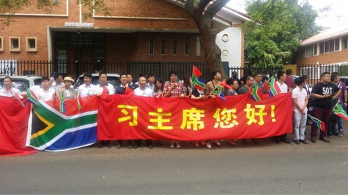 当地时间12月2日下午13时48分， 中国国家主席习近平乘专机抵达南非共和国行政首都次瓦尼（原名比勒托利亚）瓦特克卢夫空军基地,开始对南非进行国事访问。习近平主席和夫人彭丽媛受到南非外长马沙巴内等政府高级官员热情迎接。南非儿童向习近平主席夫妇献上鲜花。礼兵在红地毯两侧行注目礼。