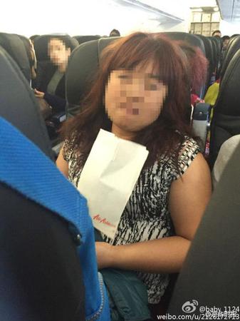 大妈坐飞机脱鞋赤脚搭前排扶手 亚航称系私人行为(图)