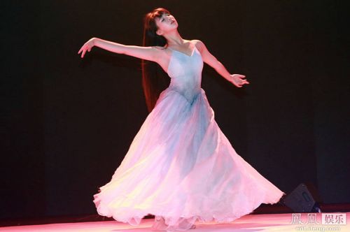 　小彩旗表演转圈特技。