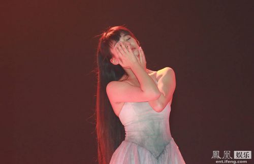 　小彩旗沉醉在表演中。