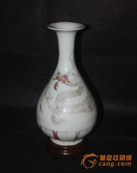 何伯表示，流传至今的元代釉里红瓷器也很少，可见它的历史性、艺术性、珍贵性，堪称汉民族陶瓷艺术的瑰宝。为此，何伯一直致力于收藏研究元代时期的古陶瓷，对釉里红器物尤为钟爱。在何伯的家中，珍藏了一件元代时期的龙纹玉壶春釉里红瓶。该瓶绘以三爪龙纹装饰，属于典型的元代风格。这件玉壶春瓶独特之处，在于它的卧莲纹绘画。根据何伯介绍，一般的元代玉壶春瓶是很少见到卧莲纹饰的。为此，何伯当时购买这件藏品仅仅是凭借网络微信图片就敢轻易委托海外的朋友在英国购买回来。由于对自己的眼光怀有十分自信的心态，何伯认为是一件难得的珍品。为此，他便没有上手看到实物便大胆地请朋友帮忙买回来了。何伯看到实物后非常满意，他认为这是一件非常珍稀的元代釉里红。