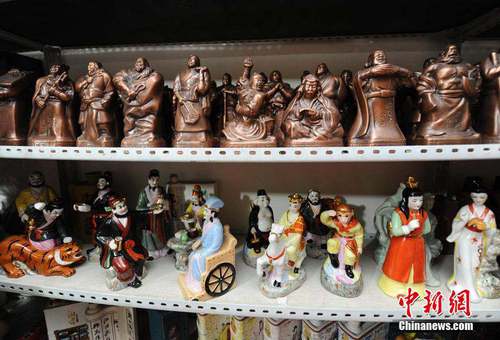 这款一百单八将（上）的酒器十分特别，据刘国福介绍，单是这些酒器的模具就耗时6年时间才制作完成。 张瑶 摄