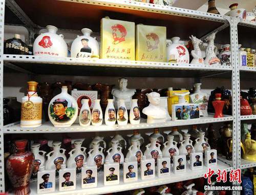 30多年里，他通过捡拾、购买、海淘、朋友赠与等多种方式，收藏了中外各个时期的极具艺术特色的酒器，至今已超过一万件。 张瑶 摄