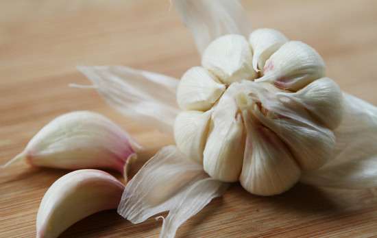 大蒜那抹让人爱恨交加的气味 到底是个什么鬼？