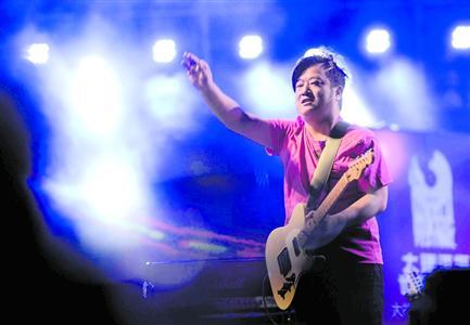 何勇犯病捅人被拘 好友叹:说不定是救了他