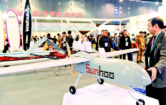 11月30日，装博会上的一款无人机吸引了客商的目光。当日，为期4天的2015中国义乌国际装备博览会暨第五届智能博览会，在浙江省义乌市义乌国际博览中心开幕。本届装博会设人工智能技术、工业自动化及3D打印、纺织及服装机械等9大展区3193个展位，吸引来自中国、美国、德国等11个国家和地区的769家企业参展。新华社发