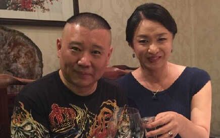 郭德纲与金星小聚喝酒 网友：这对妖孽终于在一起了