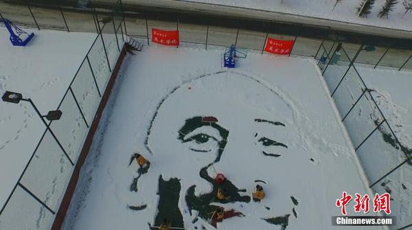 吉林大学生雪地里作画 致敬“永远的科比”2