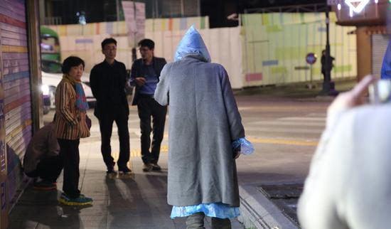 乡关何处 影像装置（2500cm×8000cm 全黑空间尺寸可变） 2005-2015 梁美萍（中国香港）