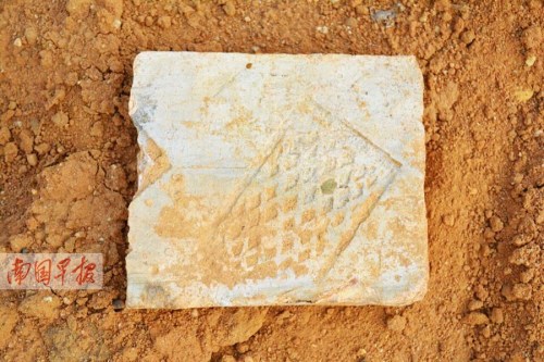 图为考古现场散落的残缺汉砖。詹燕萍摄