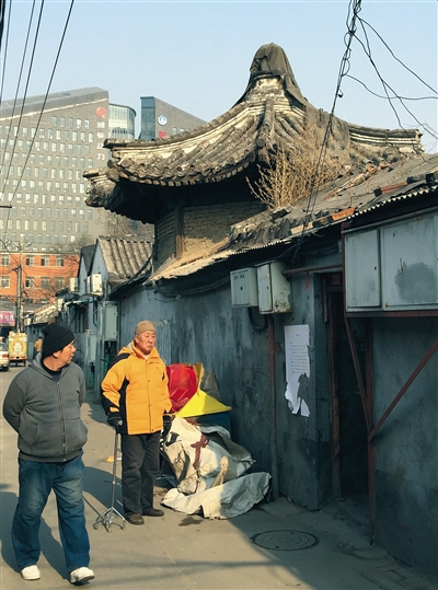 昨日，杨椒山祠，居民从门口进出，从院外可以看到原本的建筑八角楼。（刘辰 摄）