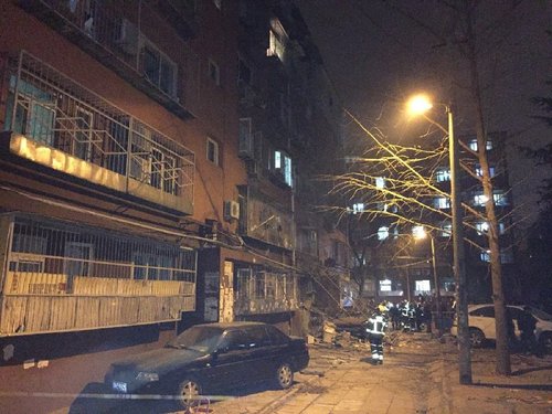 12月7日晚7时许，微博网友爆料北京石景山区永乐西小区有居民楼发生爆炸，图为现场，图据网络。