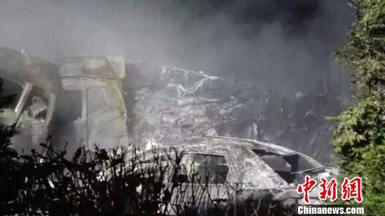 组图：沈海高速多车相撞 多车被烧毁一片狼藉