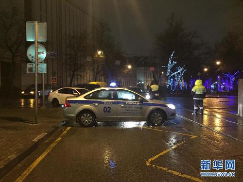 12月7日，在俄罗斯首都莫斯科，警察在发生爆炸的公车站现场调查。 当日，莫斯科市中心一处公车站发生爆炸，造成3人受伤。新华社记者鲁金博摄1