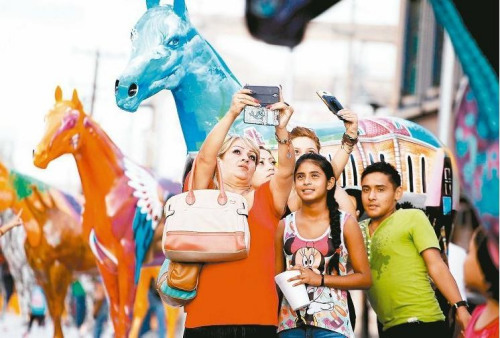 资料图片：调查结果显示，年轻人一周平均拍九张自拍照。