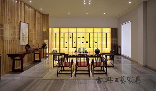 茶室里条案上的装饰蛮有趣。藤条编的簸箕被当镜子架了起来，旁边小小的竹架子也很萌。