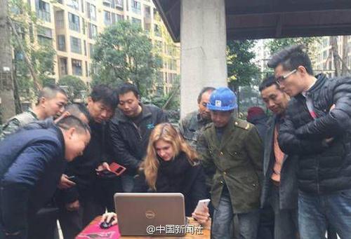 乌克兰美女帮农民工上网抢火车票