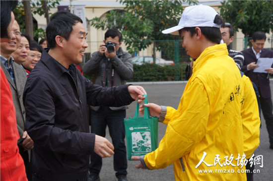 开营仪式上，致公党福建省委副主委、致公党厦门市委主委徐平东（左一）代表主办方向营员们赠书。_副本