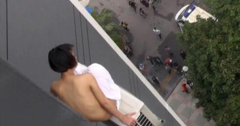 女子吸毒起幻觉睡大街 不忍看!揭那些吸毒起幻觉酿成的悲剧