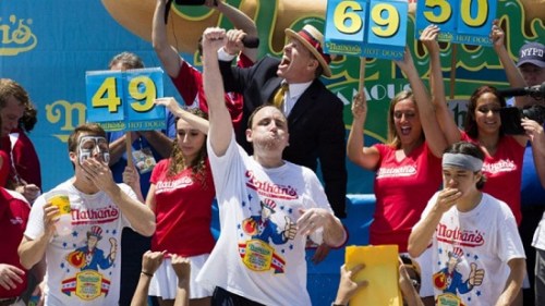 32岁的切斯特纳特参加过不少比赛，曾在吃热狗大赛中获得冠军。