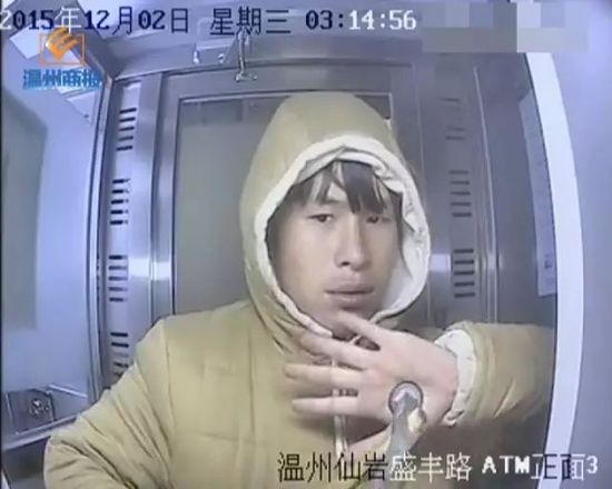 温州男子拿铁锤狂砸ATM机 大秀内心戏