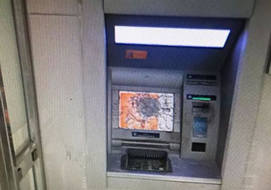温州男子拿铁锤狂砸ATM机 大秀内心戏
