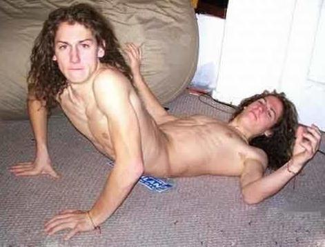 下面这一对连体兄弟他们吃饭都是一个先吃一个后吃，站立也很困难。