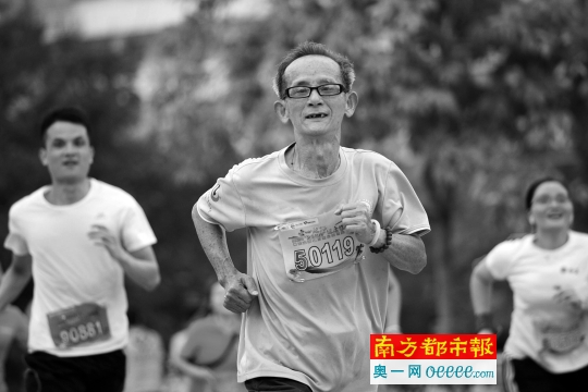 一位长者在去年的公益长跑比赛中。