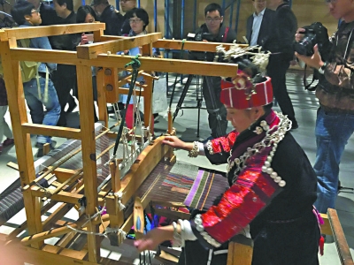 苗绣绣娘石柳莎织锦吸引观众围观