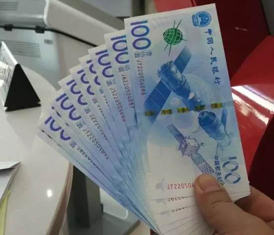 后来，杨店长查了下资料，发现纪念钞确实可以用的?！拔颐悄?，确实没有接到过，顾客走了员工要赔的，后来他过来了，我们也向他表示歉意。”