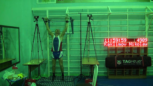 卡克里莫夫12小时内做了4989次引体向上。（视频截图）