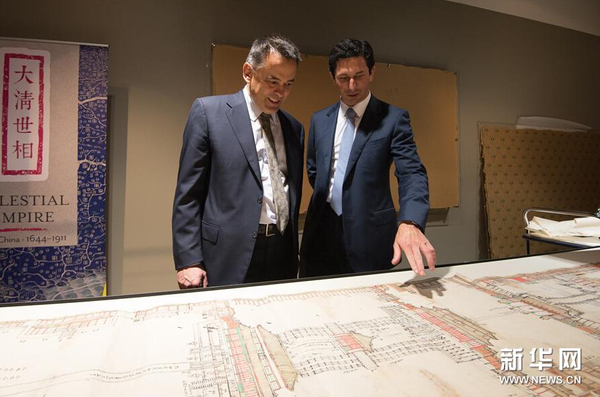 12月8日，在位于澳大利亚堪培拉的澳大利亚国家图书馆展厅，澳大利亚国家图书馆理事会主席瑞安·斯多克斯（右）和首都地区立法会议员克里斯·伯克欣赏《大清门至坤宁宫中一路立样糙底》图档。