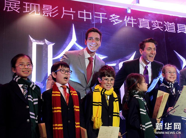 12月4日，《哈利波特》电影中韦斯莱双胞胎兄弟的扮演者与小影迷合影。