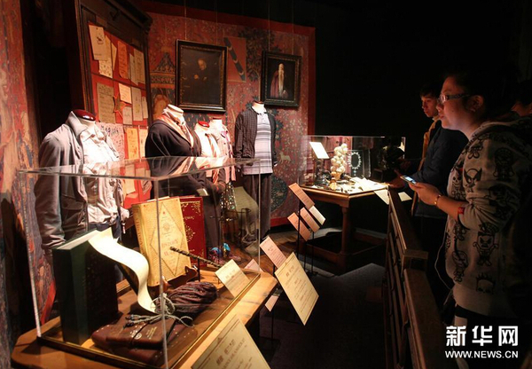 12月4日，参观者在电影服装道具前驻足观看。