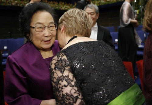 屠呦呦因开创性地从中草药中分离出青蒿素应用于疟疾治疗获得今年的诺贝尔生理学或医学奖。这是中国科学家在中国本土进行的科学研究而首次获诺贝尔科学奖，是中国医学界迄今为止获得的最高奖项，也是中医药成果获得的最高奖项。