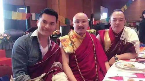 资料图：吴达镕(中)与明星的合影