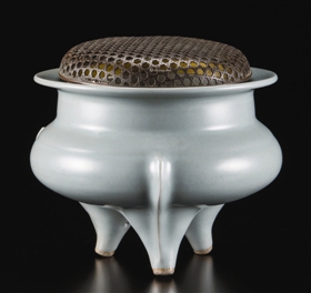 宋龙泉窑鬲式炉，关西美术2015秋拍成交价1278万日元。