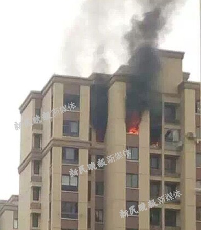 沪一高层民宅爆炸致2人死亡 居民：气浪炸翻电梯门