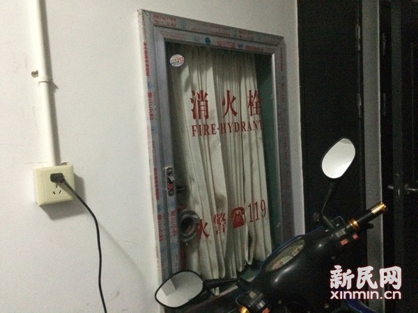 沪一高层民宅爆炸致2人死亡 居民：气浪炸翻电梯门