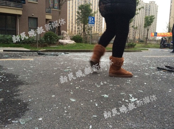 沪一高层民宅爆炸致2人死亡 居民：气浪炸翻电梯门