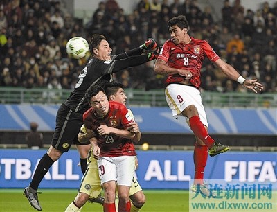 　保利尼奥补时阶段攻入制胜球瞬间。新华社记者 刘大伟 摄